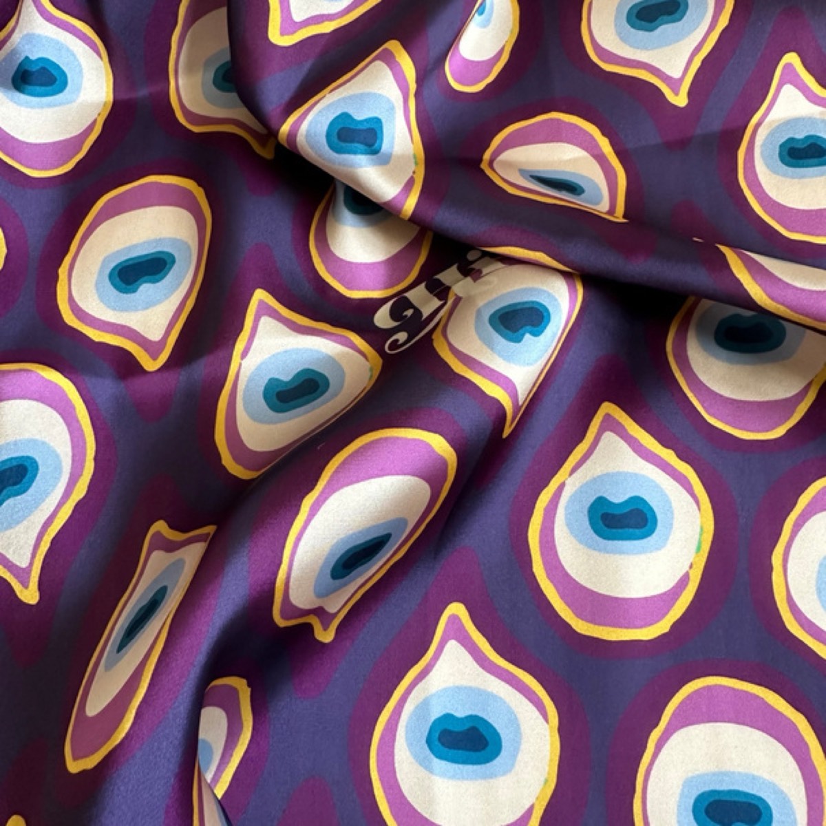 Foulard en soie au motif plumes de paon
